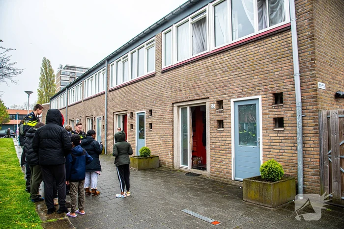 Buren ontdekken brand nadat rook door brievenbus van woning komt