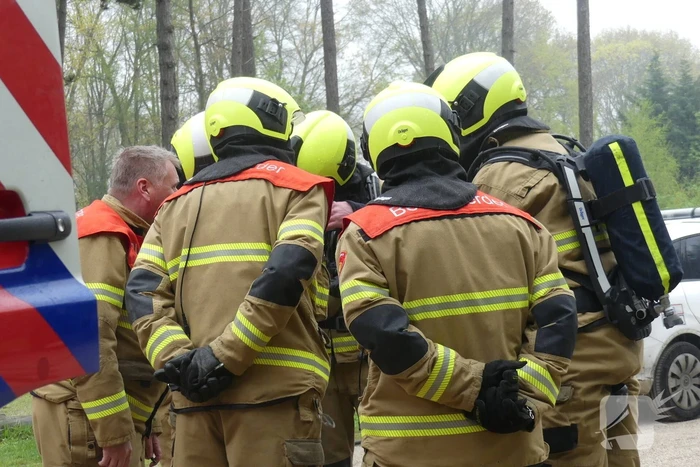 Bestelbus met afval in brand gestoken op parkeerplaats bij bos, twee aanhoudingen