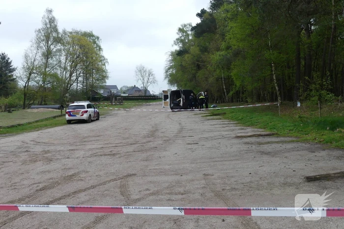 Bestelbus met afval in brand gestoken op parkeerplaats bij bos, twee aanhoudingen