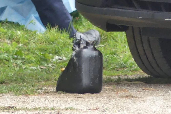 Bestelbus met afval in brand gestoken op parkeerplaats bij bos, twee aanhoudingen