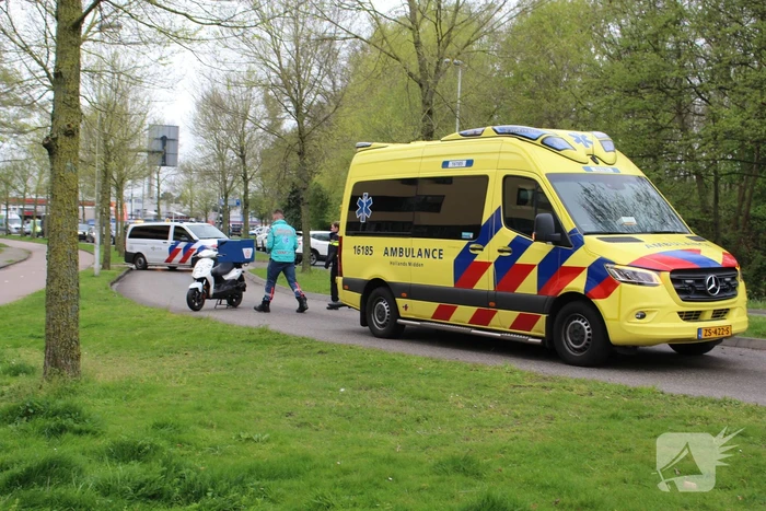 Maaltijdbezorger ten val met scooter, agenten bezorgen Chinees bij klant
