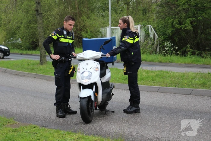 Maaltijdbezorger ten val met scooter, agenten bezorgen Chinees bij klant