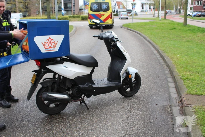 Maaltijdbezorger ten val met scooter, agenten bezorgen Chinees bij klant