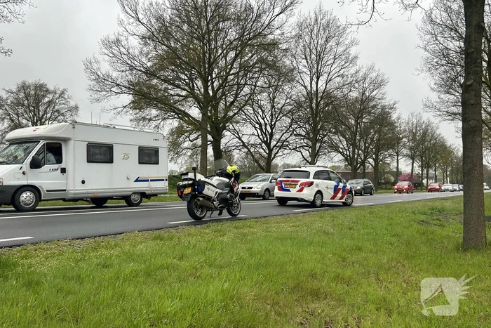 Automobilist raakt van de weg en botst op boom