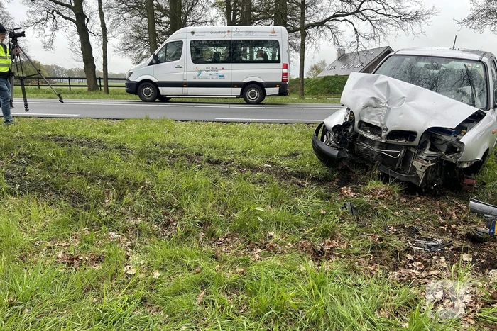 Automobilist raakt van de weg en botst op boom