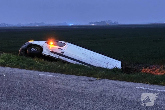 Gewonde nadat bestelbus in sloot belandt