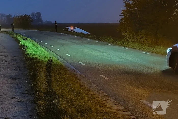 Gewonde nadat bestelbus in sloot belandt