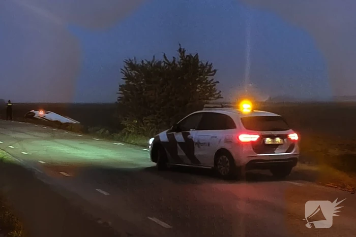 Gewonde nadat bestelbus in sloot belandt