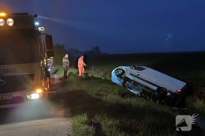 Gewonde nadat bestelbus in sloot belandt