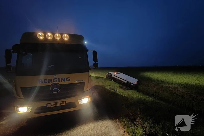 Gewonde nadat bestelbus in sloot belandt