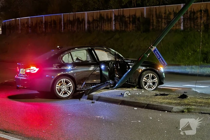 Automobilist botst op lantaarnpaal