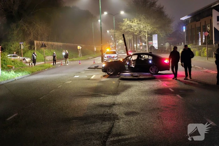 Automobilist botst op lantaarnpaal