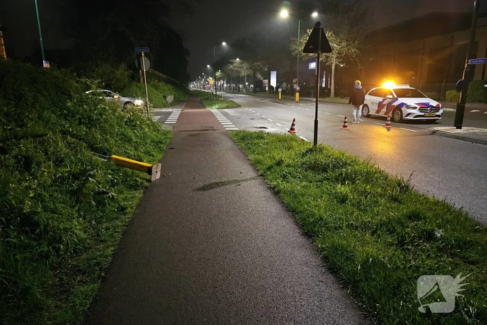 Automobilist botst op lantaarnpaal