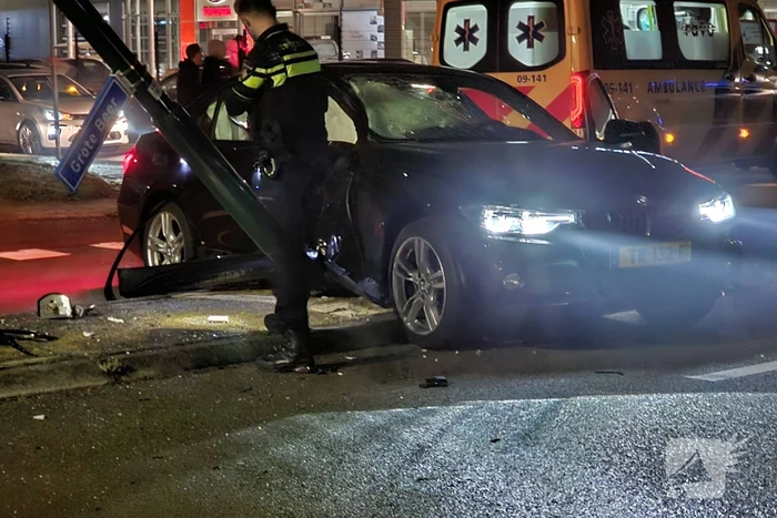 Automobilist botst op lantaarnpaal