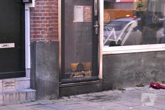 Korte brand na explosie bij voordeur Latijnse Amerikaanse supermarkt