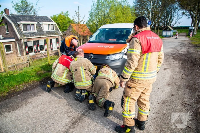 Brandweer redt duif uit voorkant van bestelbus