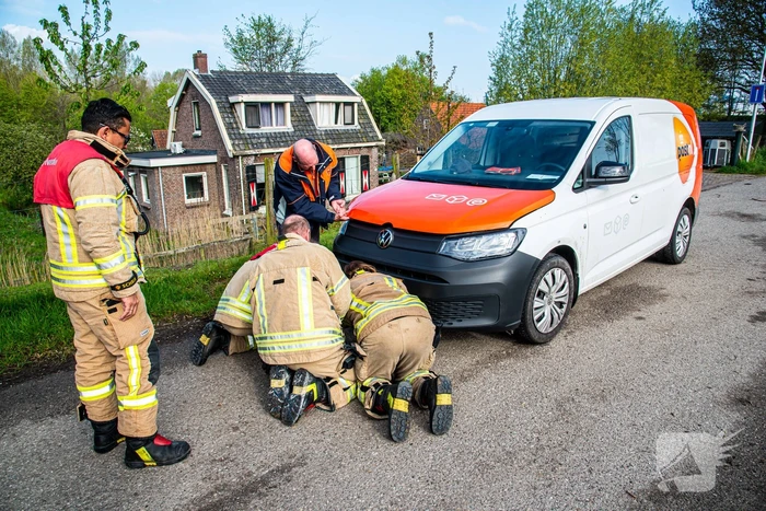 Brandweer redt duif uit voorkant van bestelbus