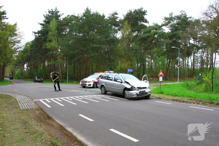 Flinke schade en twee gewonden na ongeval op kruising