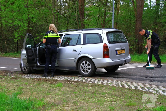 Flinke schade en twee gewonden na ongeval op kruising
