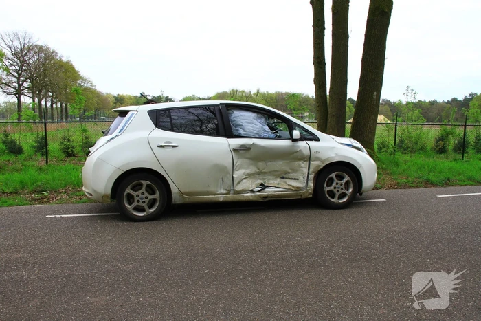 Flinke schade en twee gewonden na ongeval op kruising