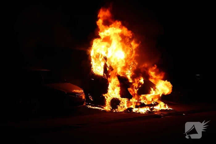 Bestelbus verwoest door brand