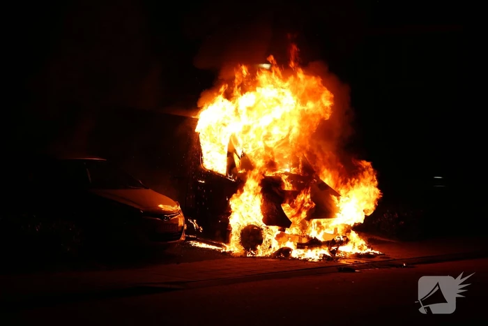 Bestelbus verwoest door brand