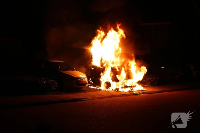 Bestelbus verwoest door brand