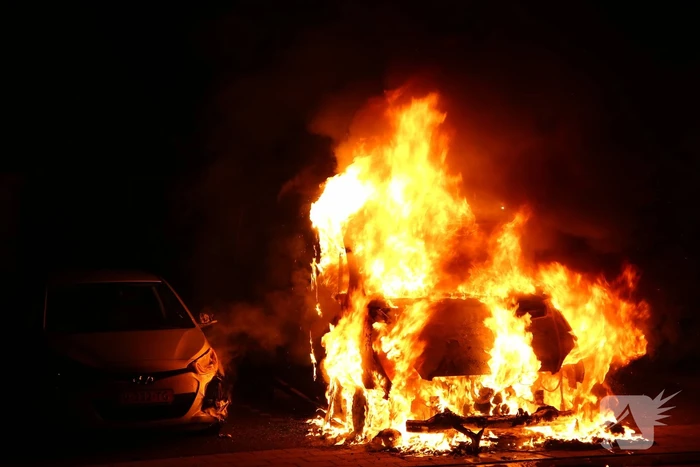 Bestelbus verwoest door brand
