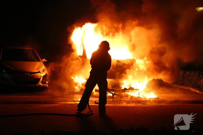 Bestelbus verwoest door brand