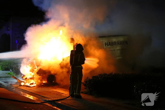 Bestelbus verwoest door brand