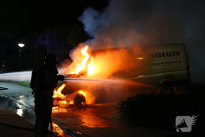 Bestelbus verwoest door brand