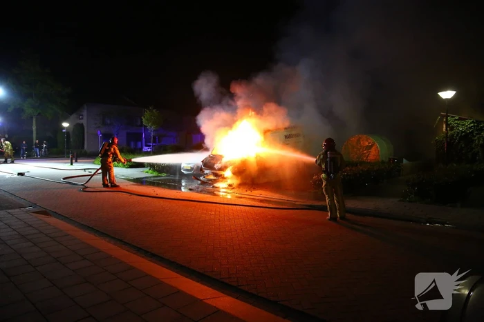 Bestelbus verwoest door brand