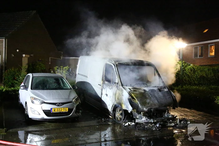 Bestelbus verwoest door brand