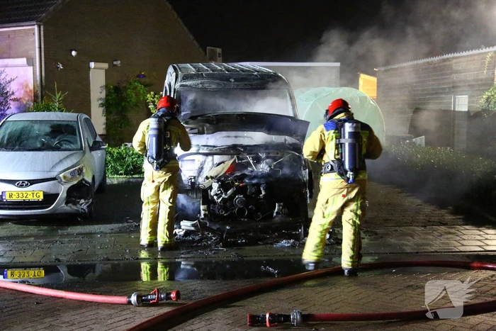 Bestelbus verwoest door brand