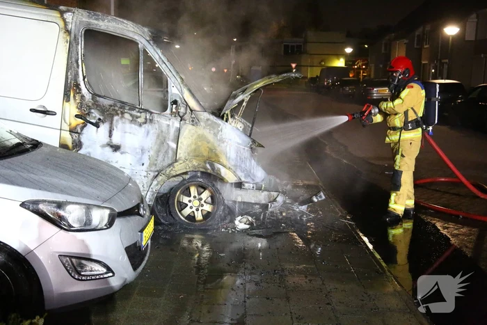 Bestelbus verwoest door brand