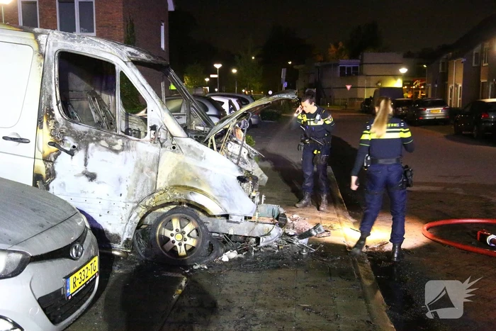 Bestelbus verwoest door brand