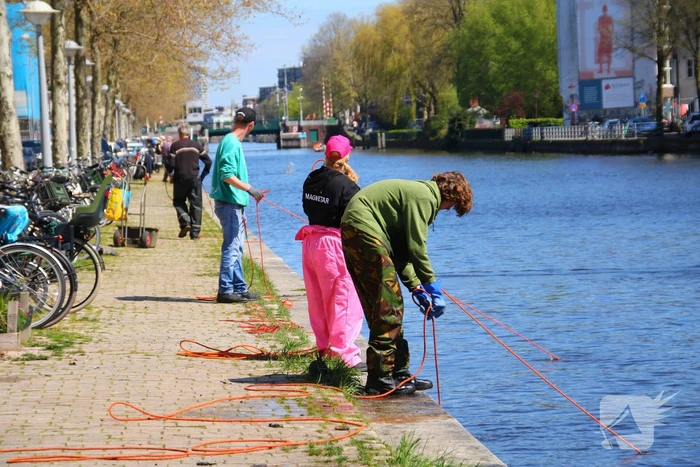 Tientallen magneetvissers halen oud ijzer op voor voedselbank