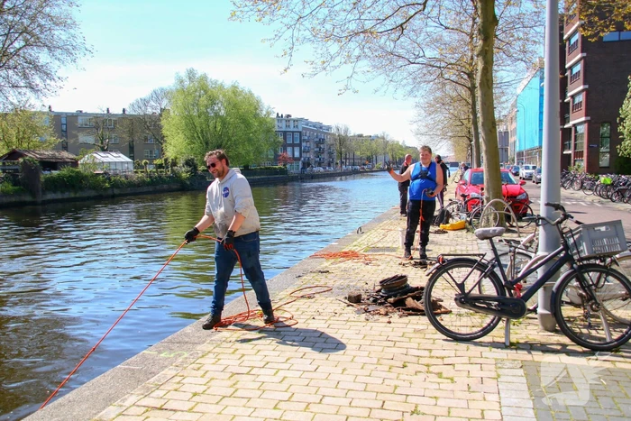 Tientallen magneetvissers halen oud ijzer op voor voedselbank