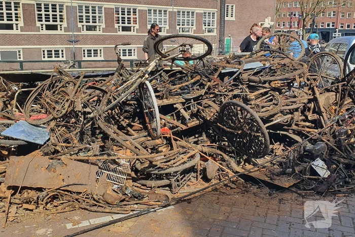 Tientallen magneetvissers halen oud ijzer op voor voedselbank
