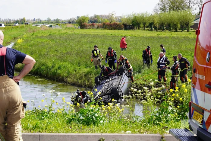 Auto belandt ondersteboven in de sloot
