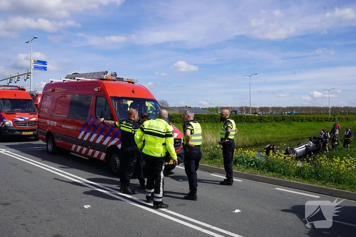 Auto belandt ondersteboven in de sloot