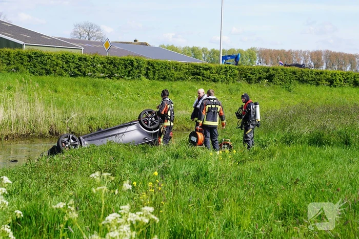 Auto belandt ondersteboven in de sloot