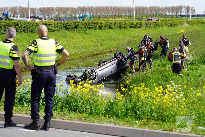 Auto belandt ondersteboven in de sloot