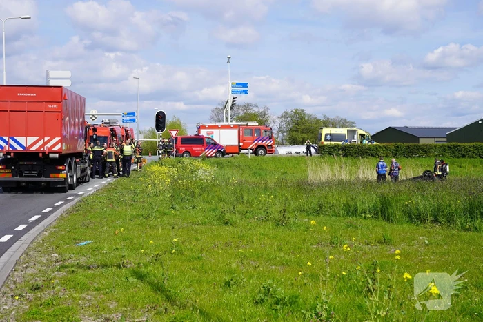 Auto belandt ondersteboven in de sloot