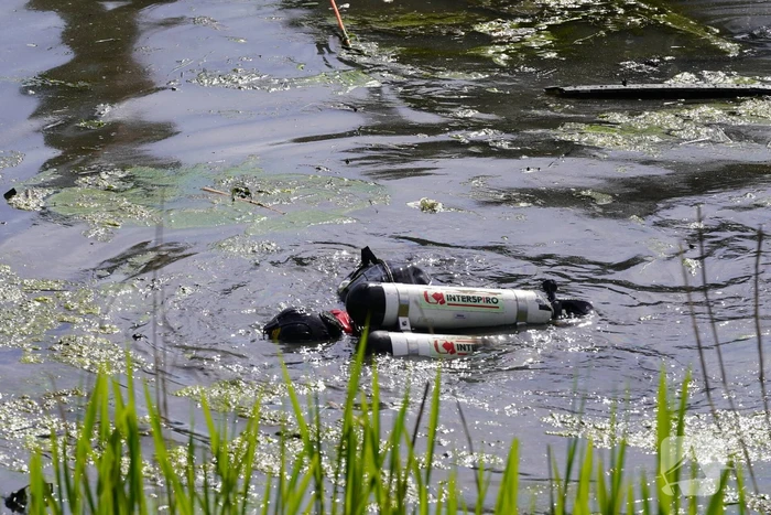 Auto belandt ondersteboven in de sloot