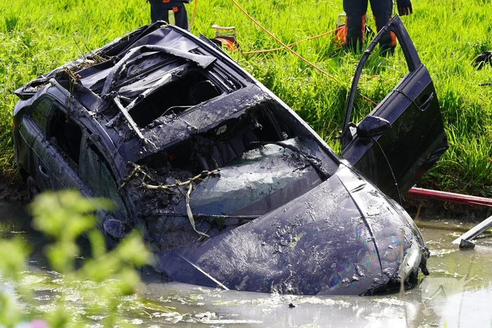 Auto belandt ondersteboven in de sloot