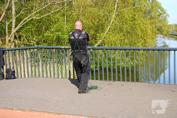Magneetvissers vinden twee granaten in gracht