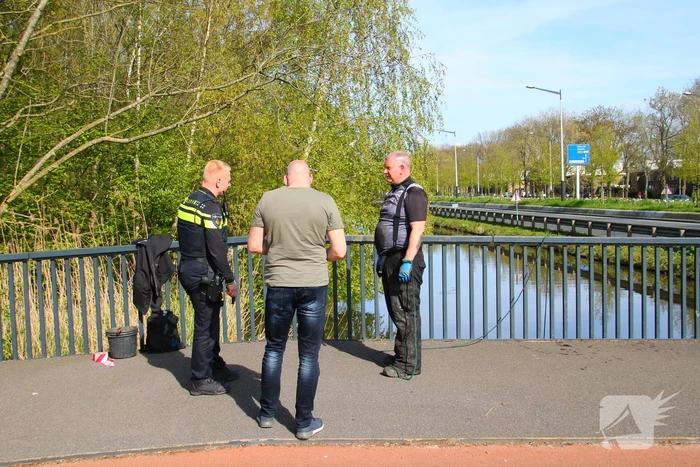 Magneetvissers vinden twee granaten in gracht