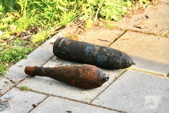 Magneetvissers vinden twee granaten in gracht