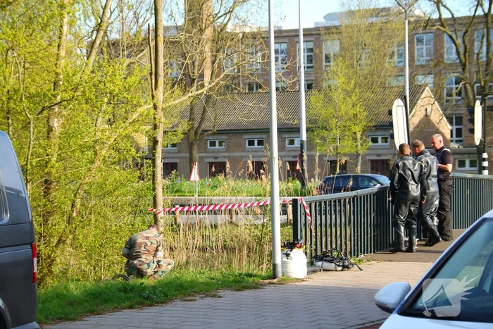 Magneetvissers vinden twee granaten in gracht
